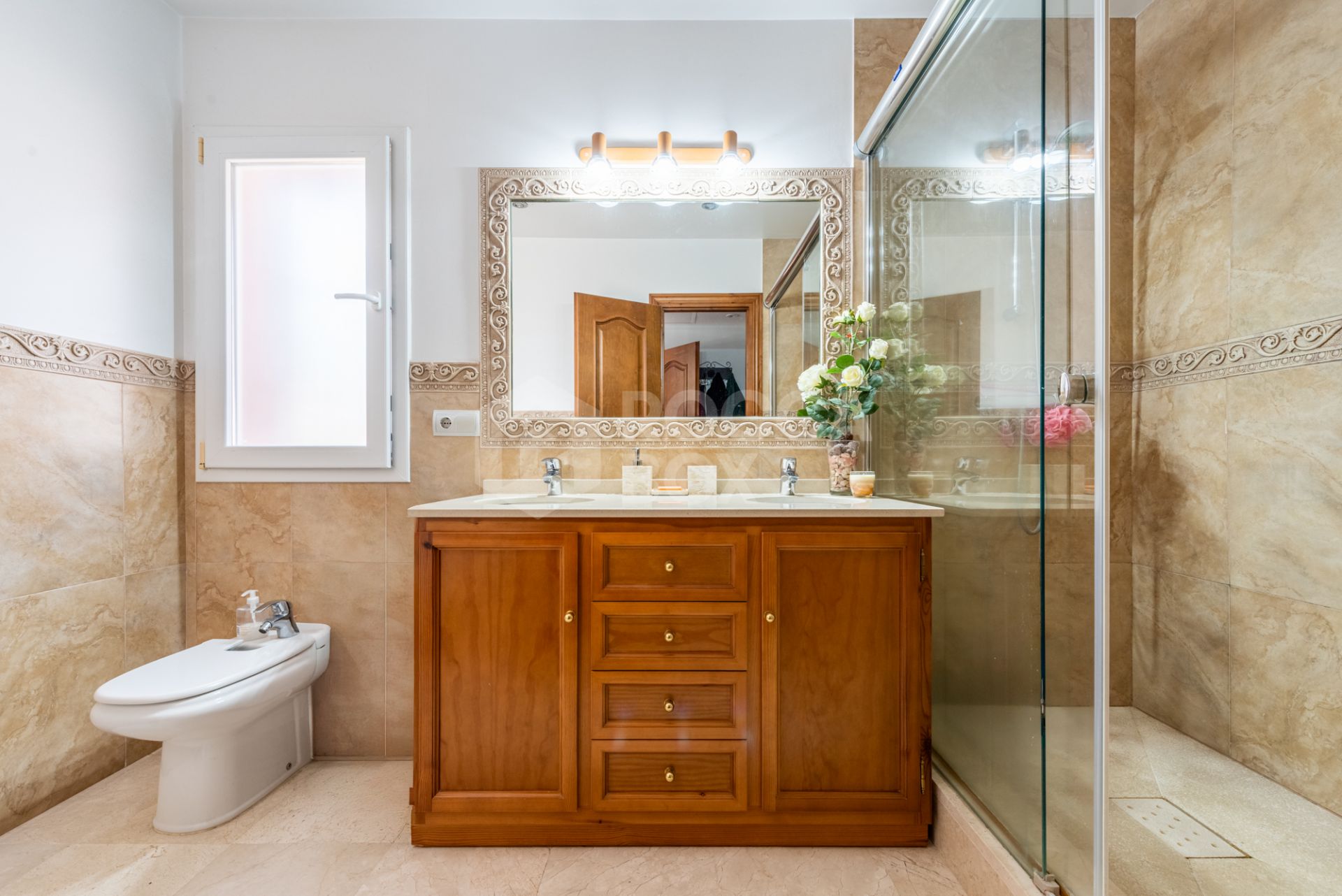 Spacious Villa in central San Pedro! With 3 separate apartments and garage for 10 cars.
