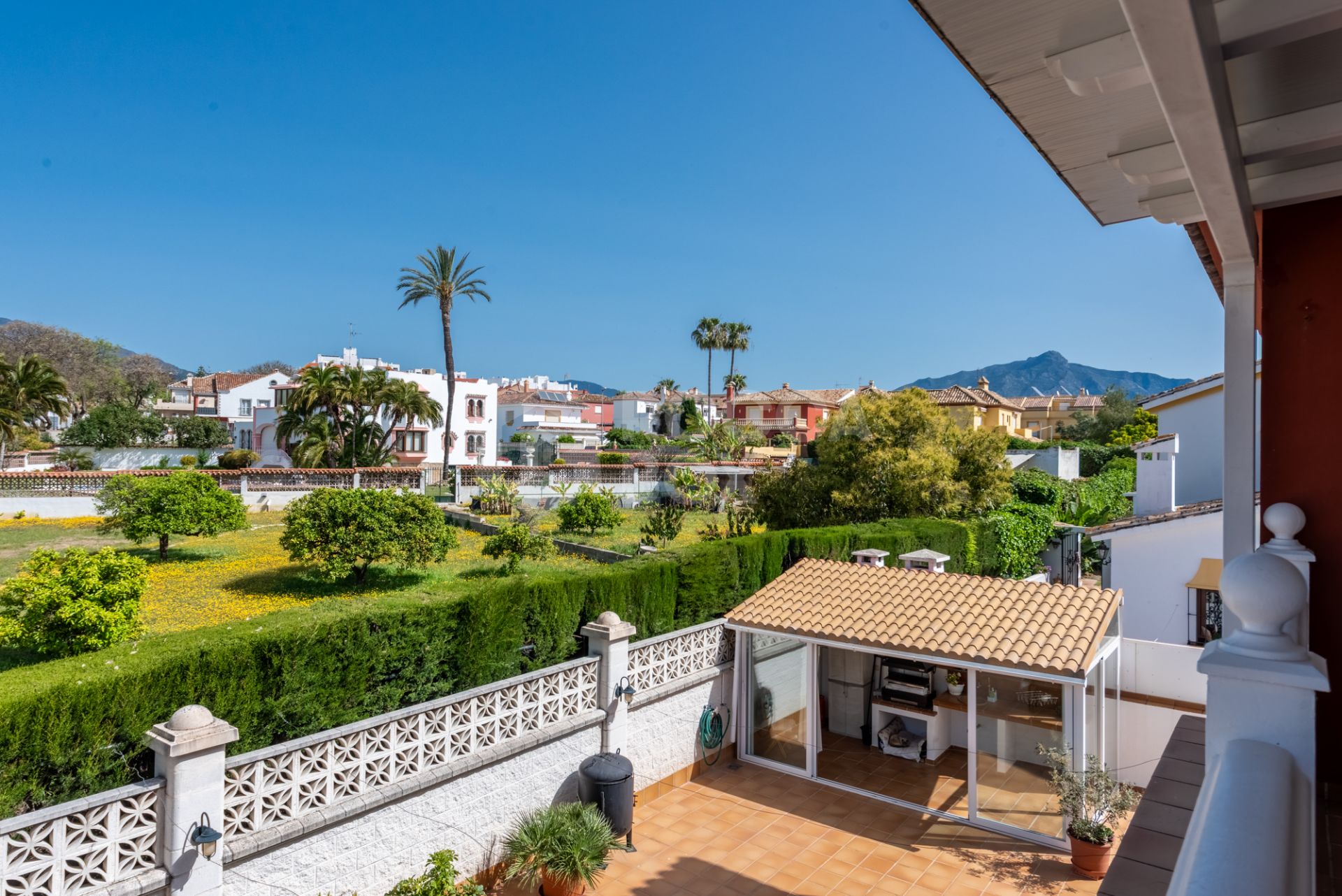 Spacious Villa in central San Pedro! With 3 separate apartments and garage for 10 cars.