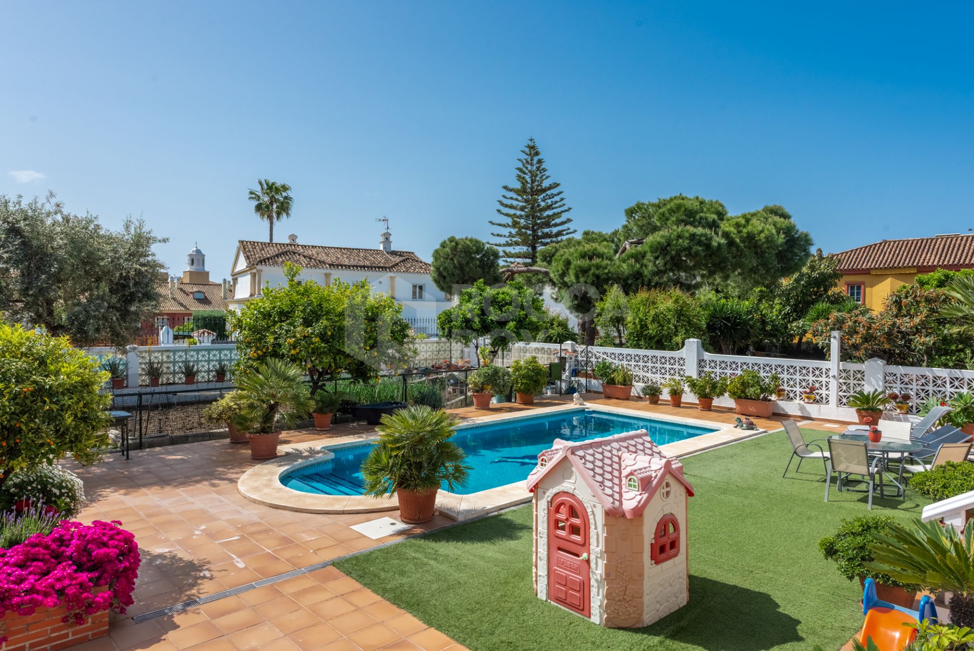 Spacious Villa in central San Pedro! With 3 separate apartments and garage for 10 cars.