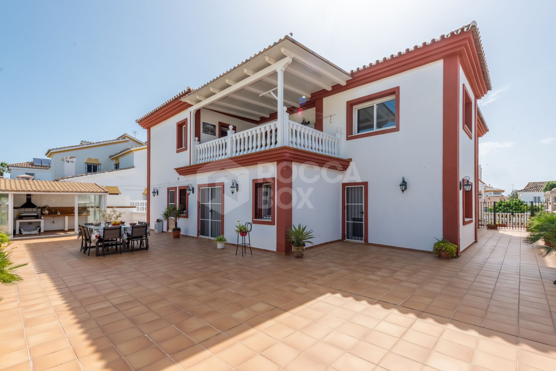 Spacious Villa in central San Pedro! With 3 separate apartments and garage for 10 cars.