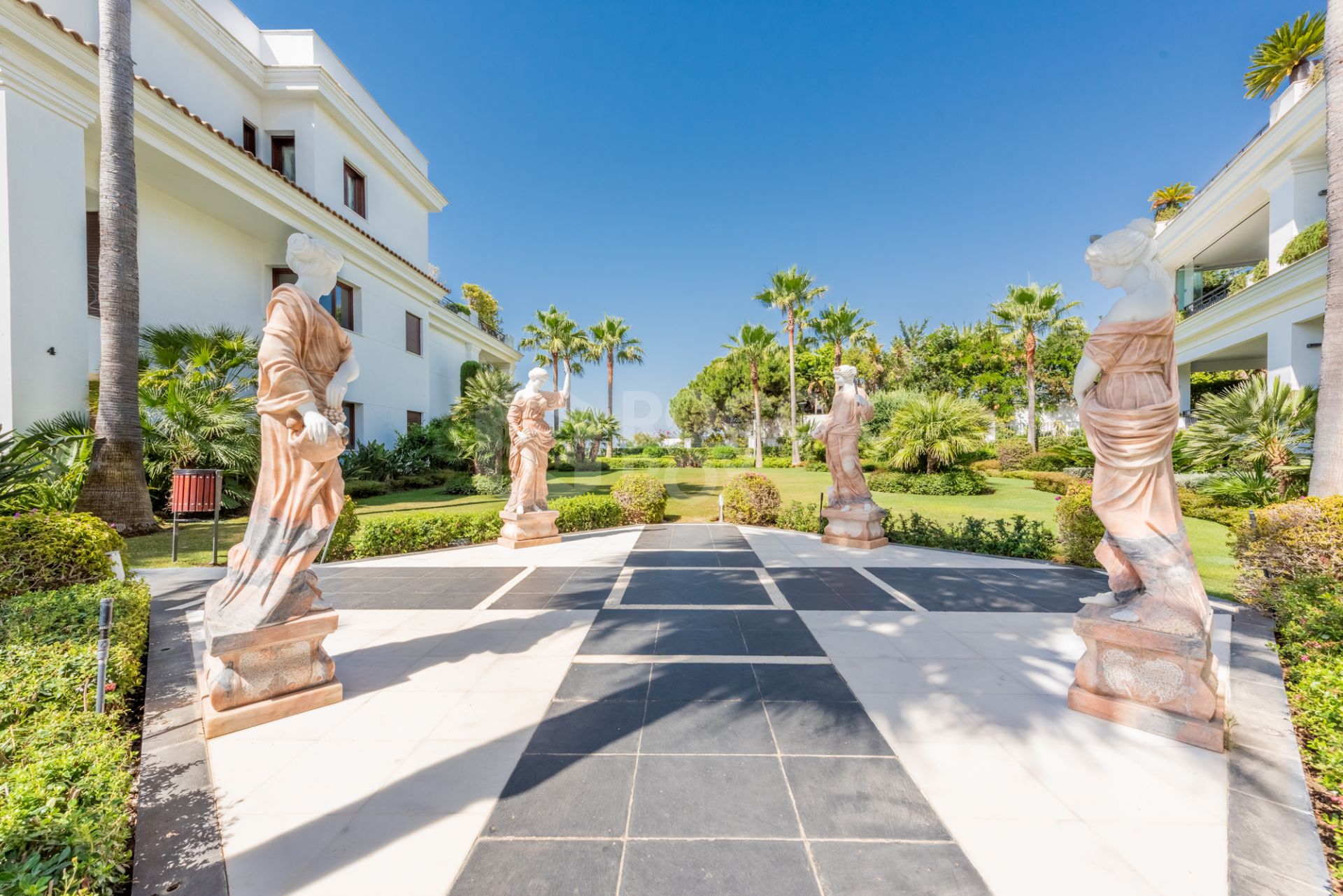 Elegant apartment in the Prestigious Doncella Beach, next to Playa Cristo in Estepona