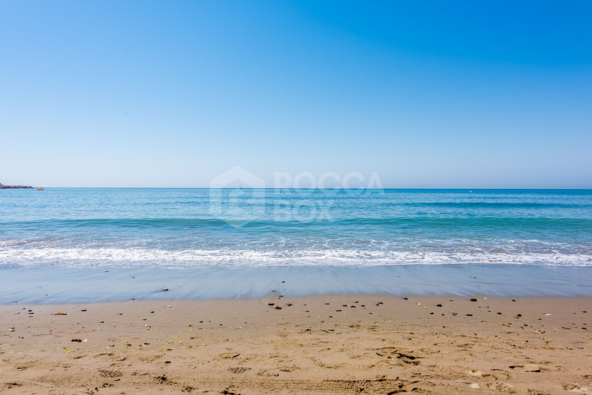 Elegant apartment in the Prestigious Doncella Beach, next to Playa Cristo in Estepona