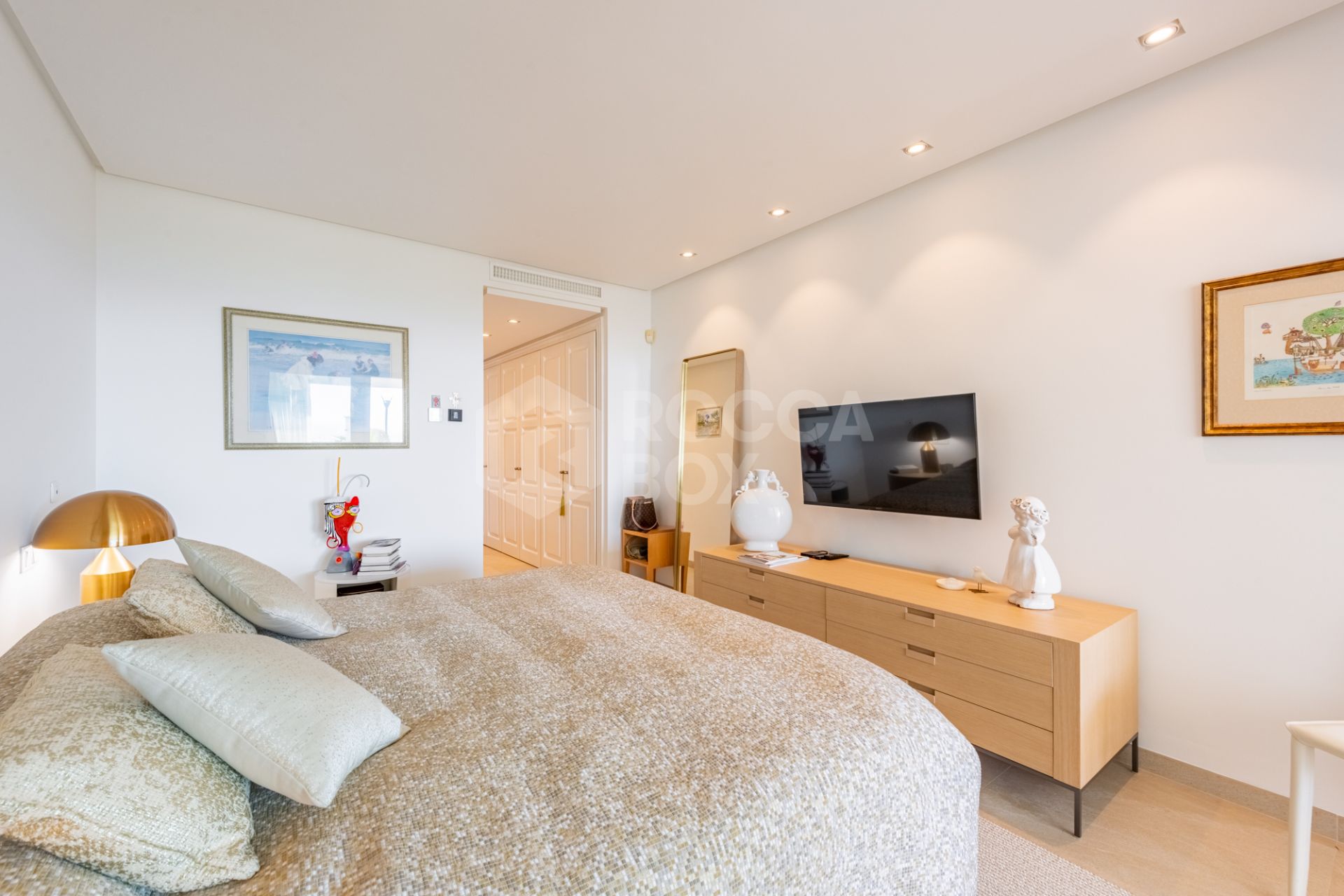 Beachfront apartment in the prestigious Doncella Beach next to Playa Cristo in Estepona!