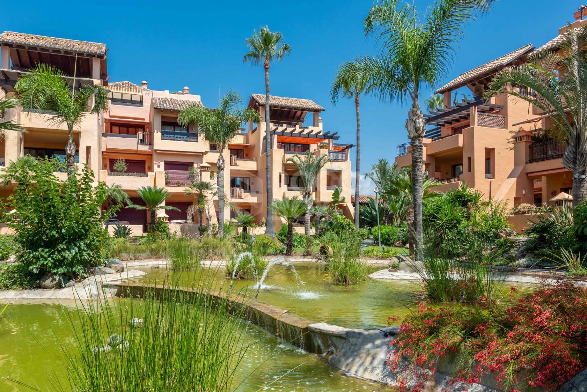 Beachside Penthouse with Panoramic Sea Views in Bahía Alcántara!