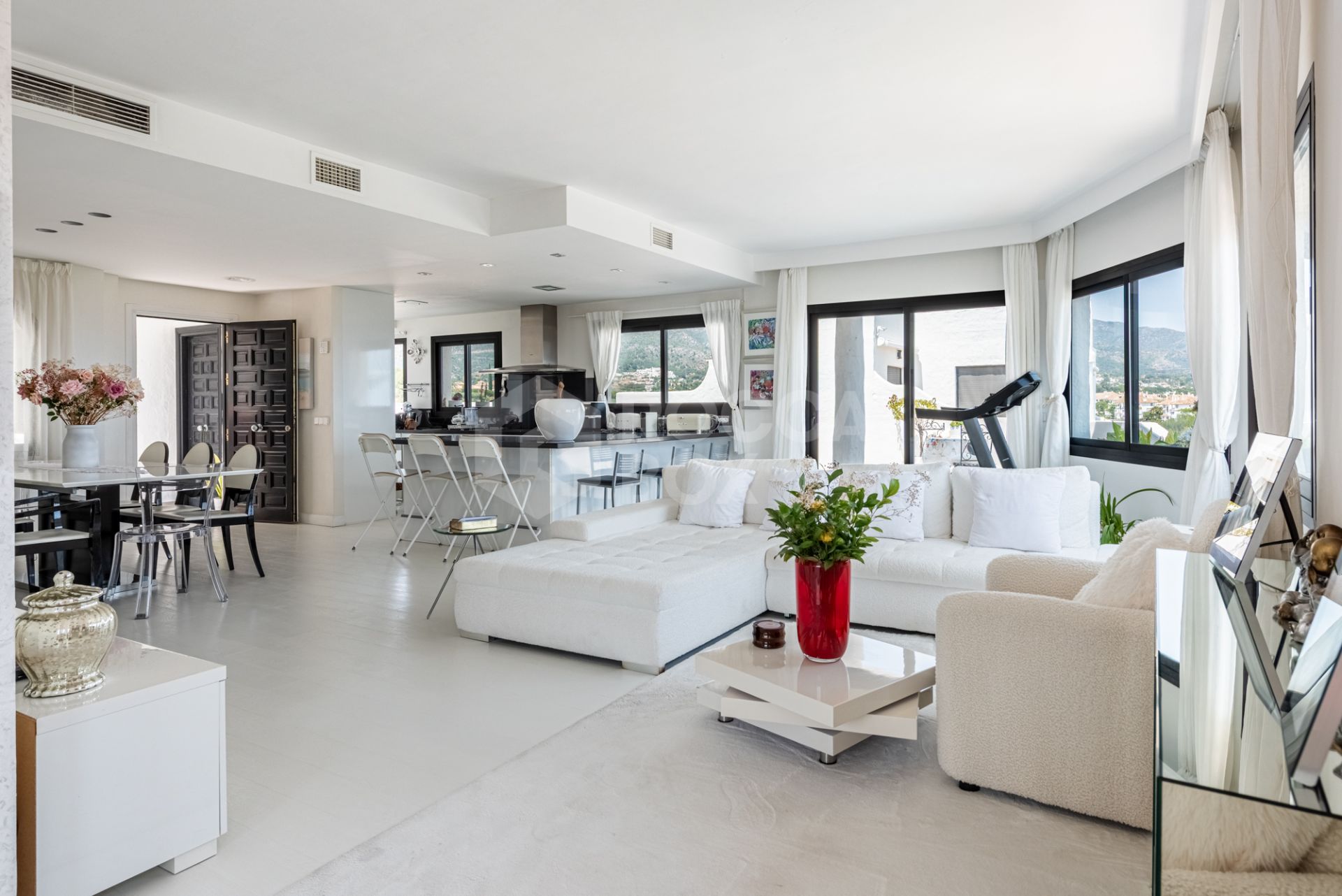 Elegant Penthouse with Breathtaking Views in Coto Real, Marbella’s Golden Mile