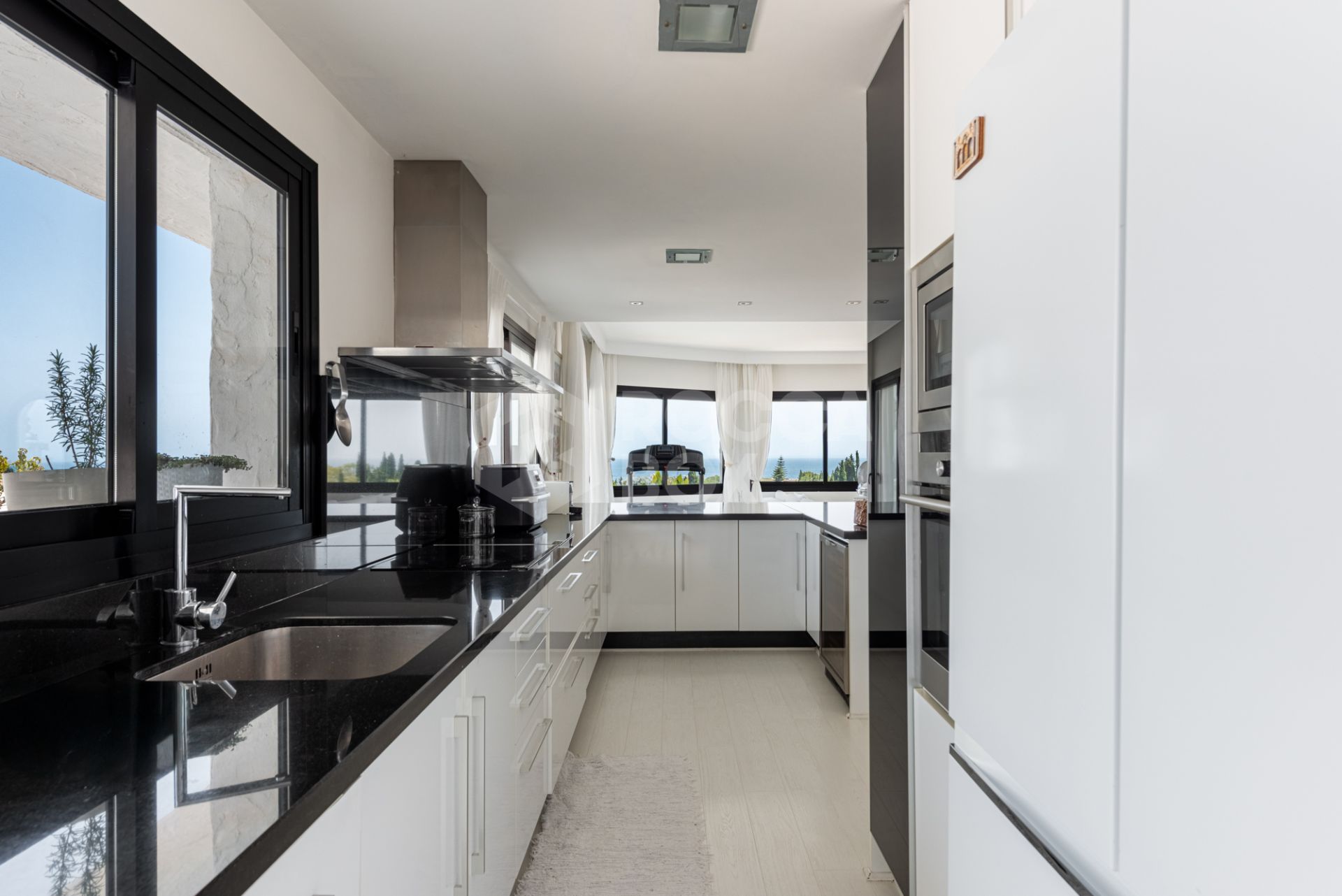 Elegant Penthouse with Breathtaking Views in Coto Real, Marbella’s Golden Mile