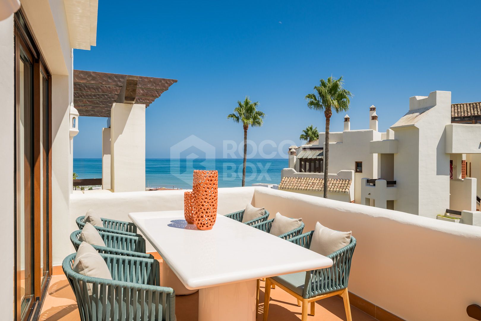 Exquisite duplex penthouse front line to the beach near Estepona town!