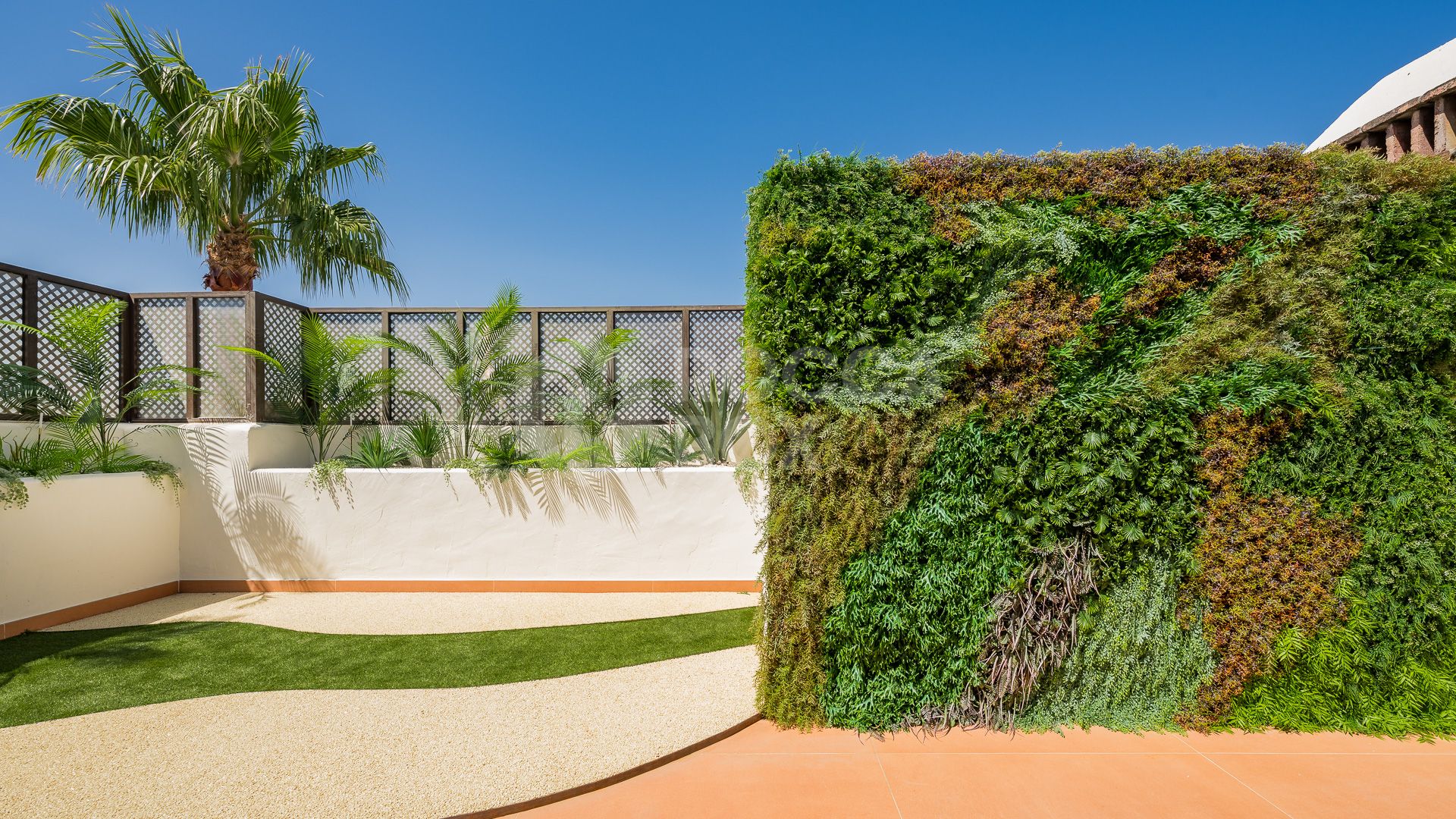 Exquisite duplex penthouse front line to the beach near Estepona town!