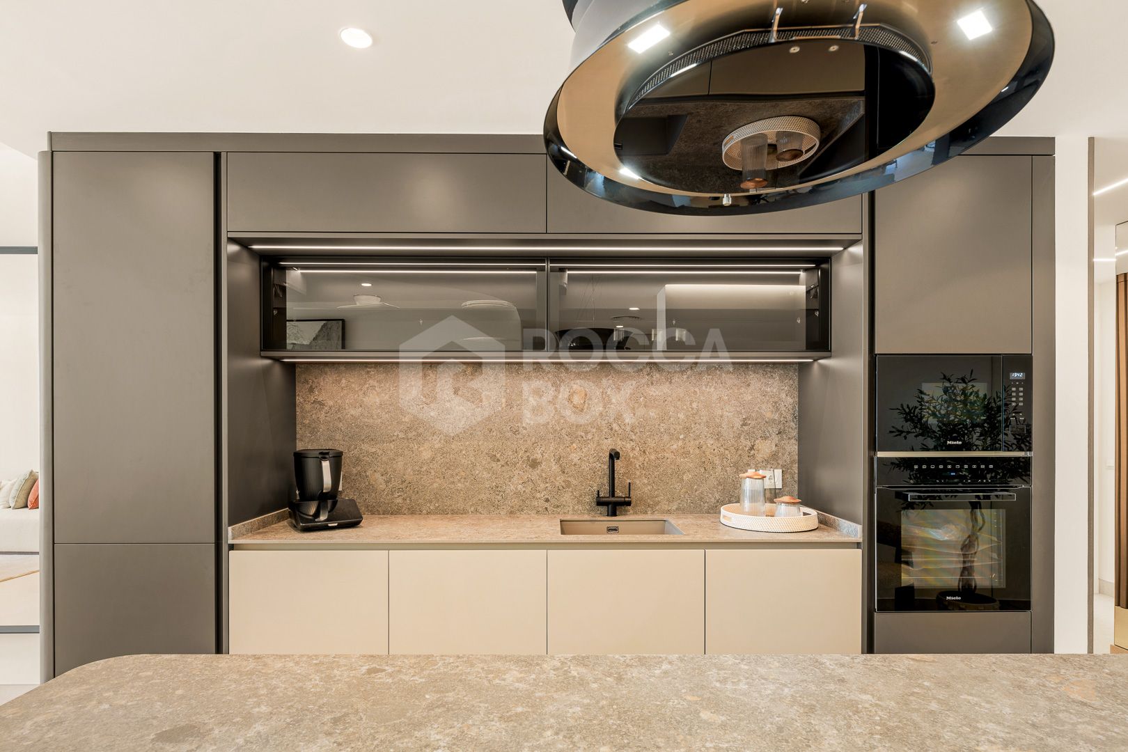 Exquisite duplex penthouse front line to the beach near Estepona town!