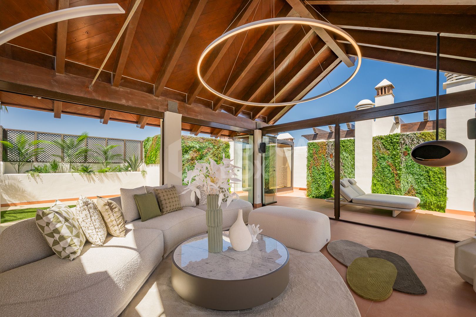 Exquisite duplex penthouse front line to the beach near Estepona town!