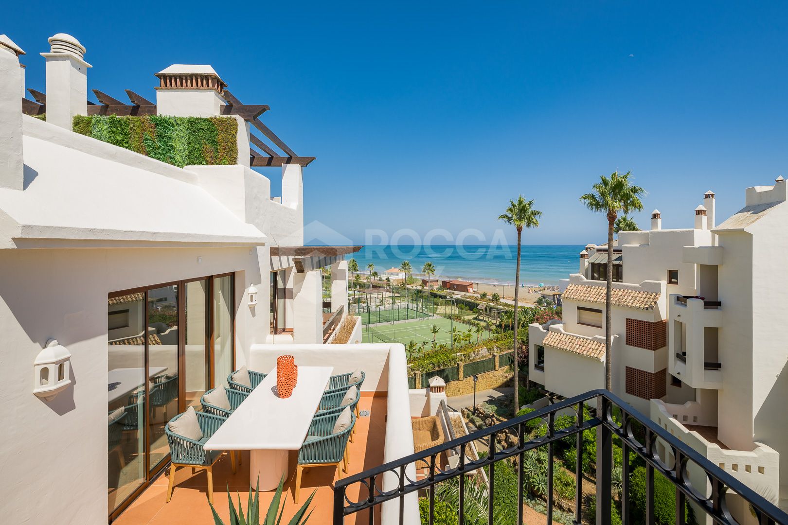 Exquisite duplex penthouse front line to the beach near Estepona town!