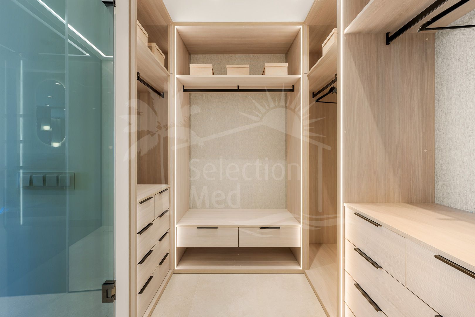 Exquisito ático dúplex en primera línea de playa cerca del centro de Estepona.