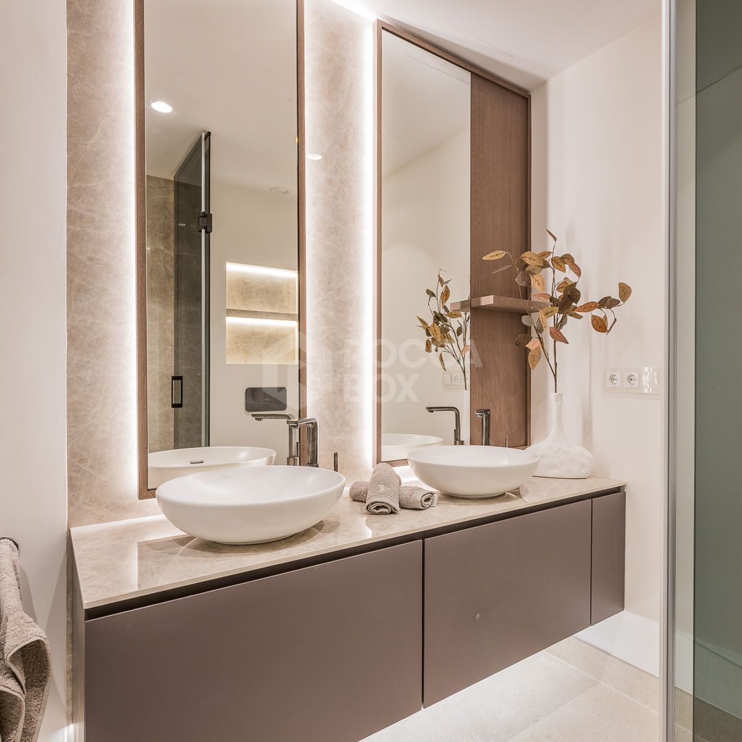 Stunning, recently renovated, apartment on the beach close to Estepona town!