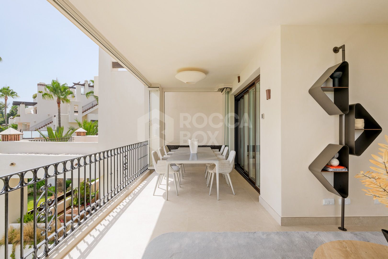 Stunning, recently renovated, apartment on the beach close to Estepona town!