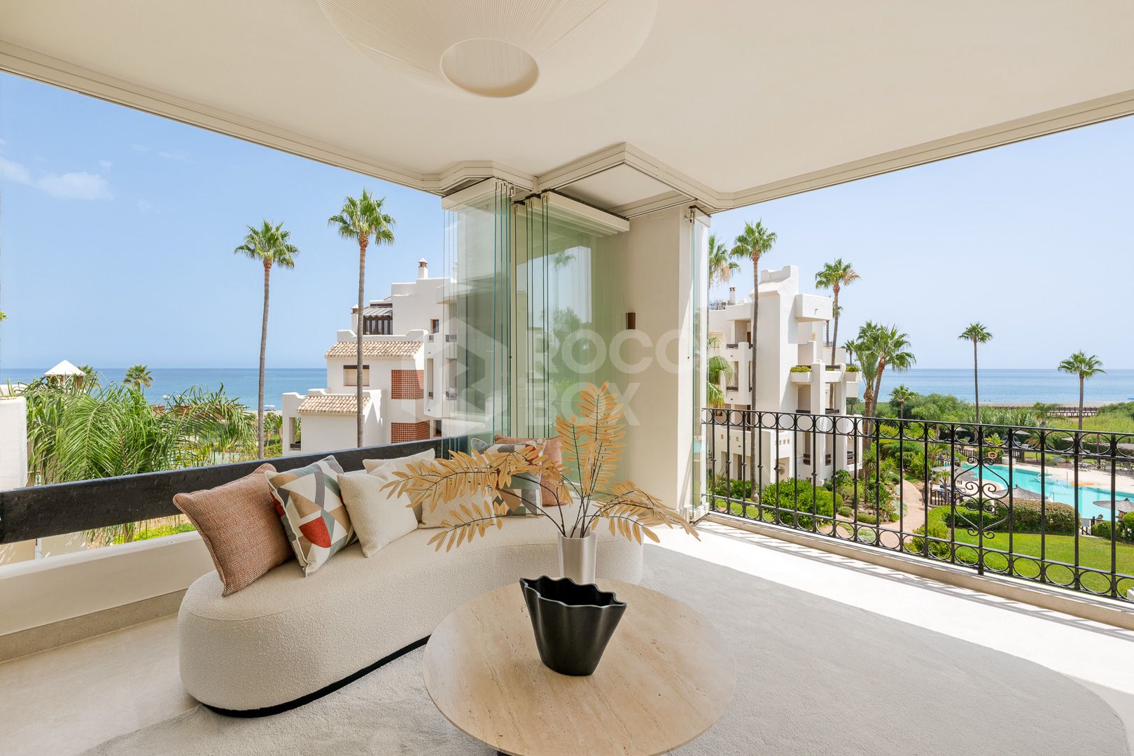 Stunning, recently renovated, apartment on the beach close to Estepona town!