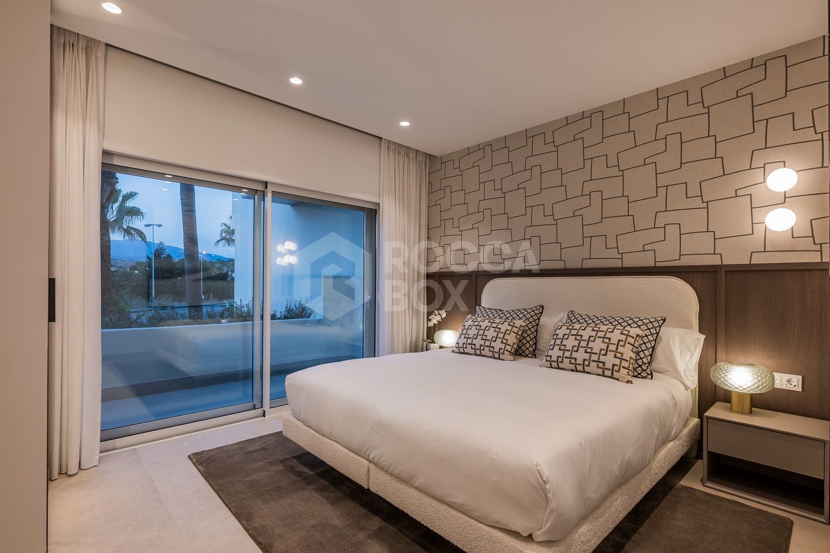 Stunning, recently renovated, apartment on the beach close to Estepona town!