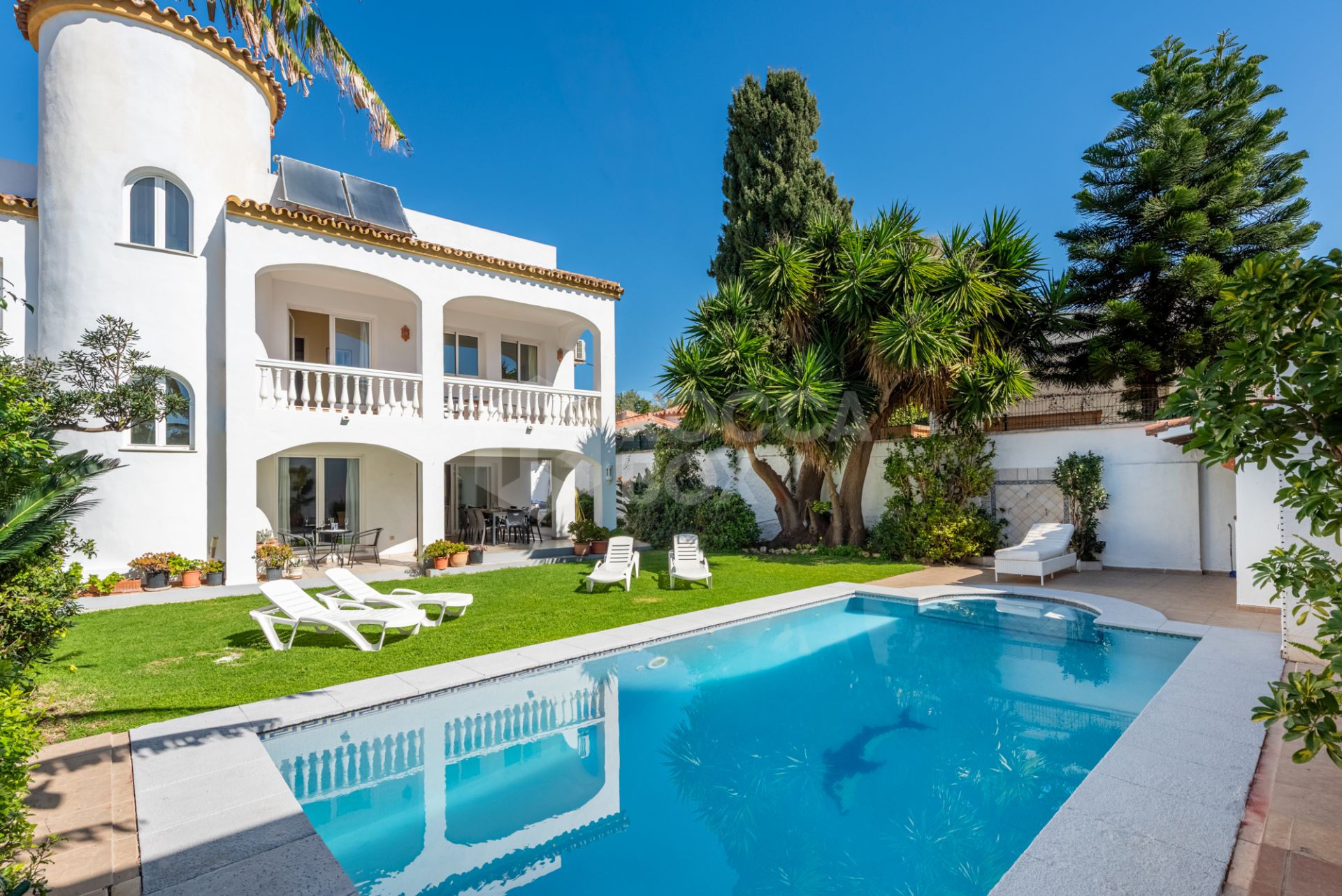 Charming Spanish Villa with Sea Views Just 100m from the Beach – Prime Linda Vista Baja Location Near San Pedro
