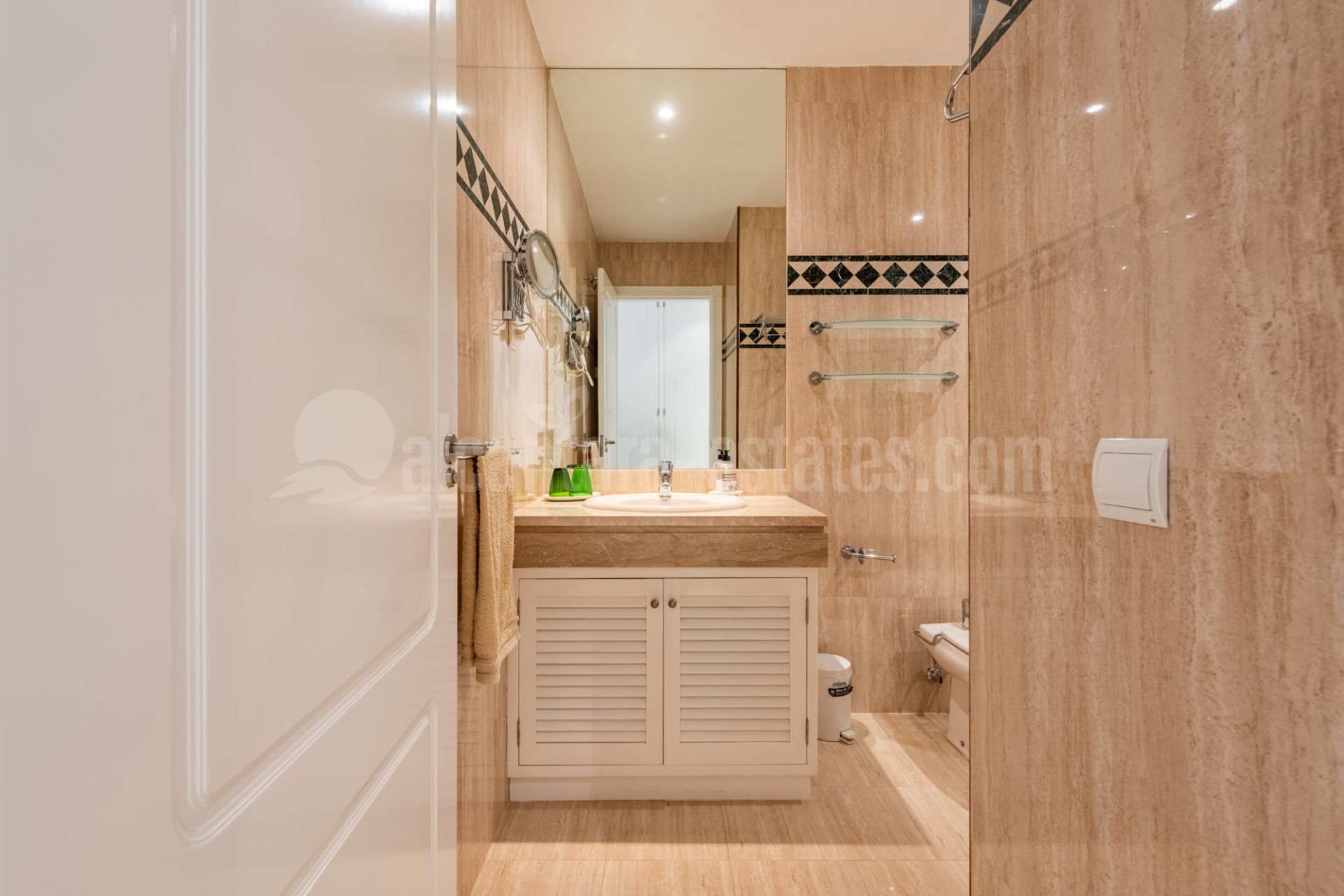 Apartamento en La Corniche, Marbella