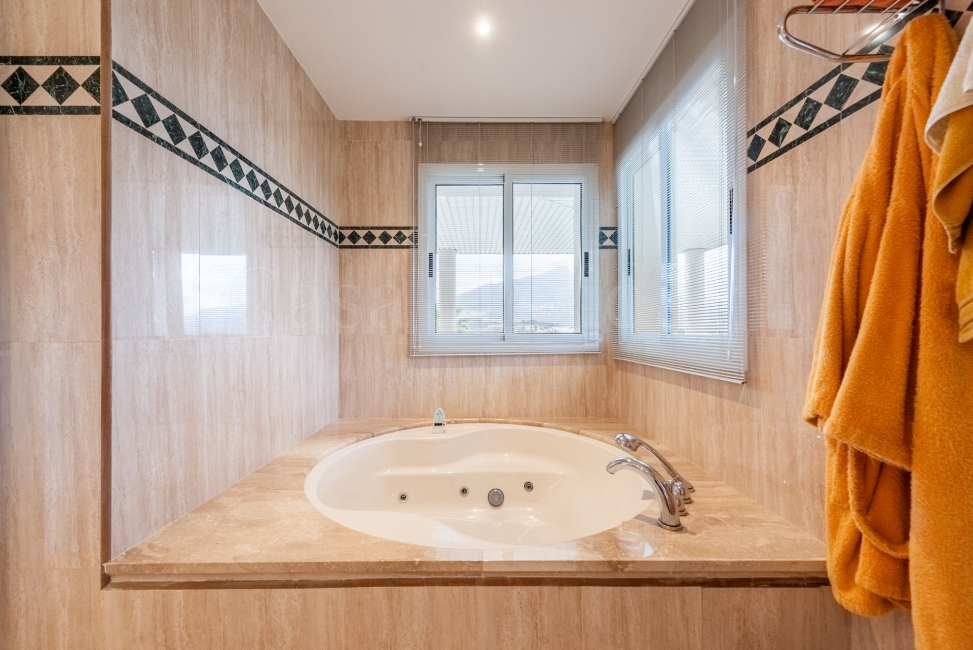 Apartamento en La Corniche, Marbella