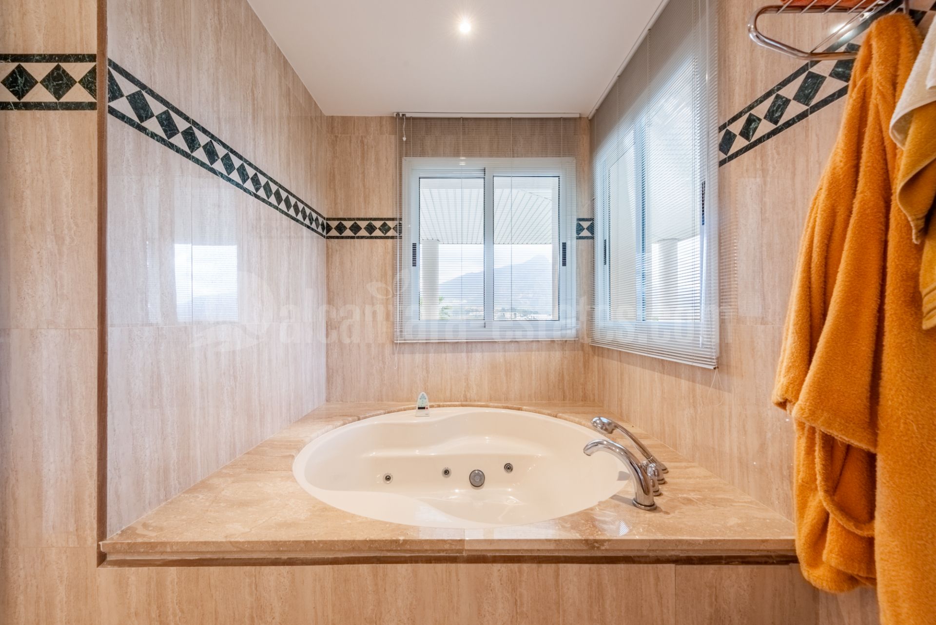 Apartamento en La Corniche, Marbella