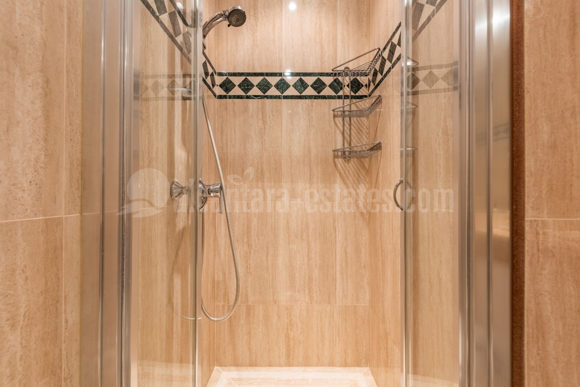 Apartamento en La Corniche, Marbella