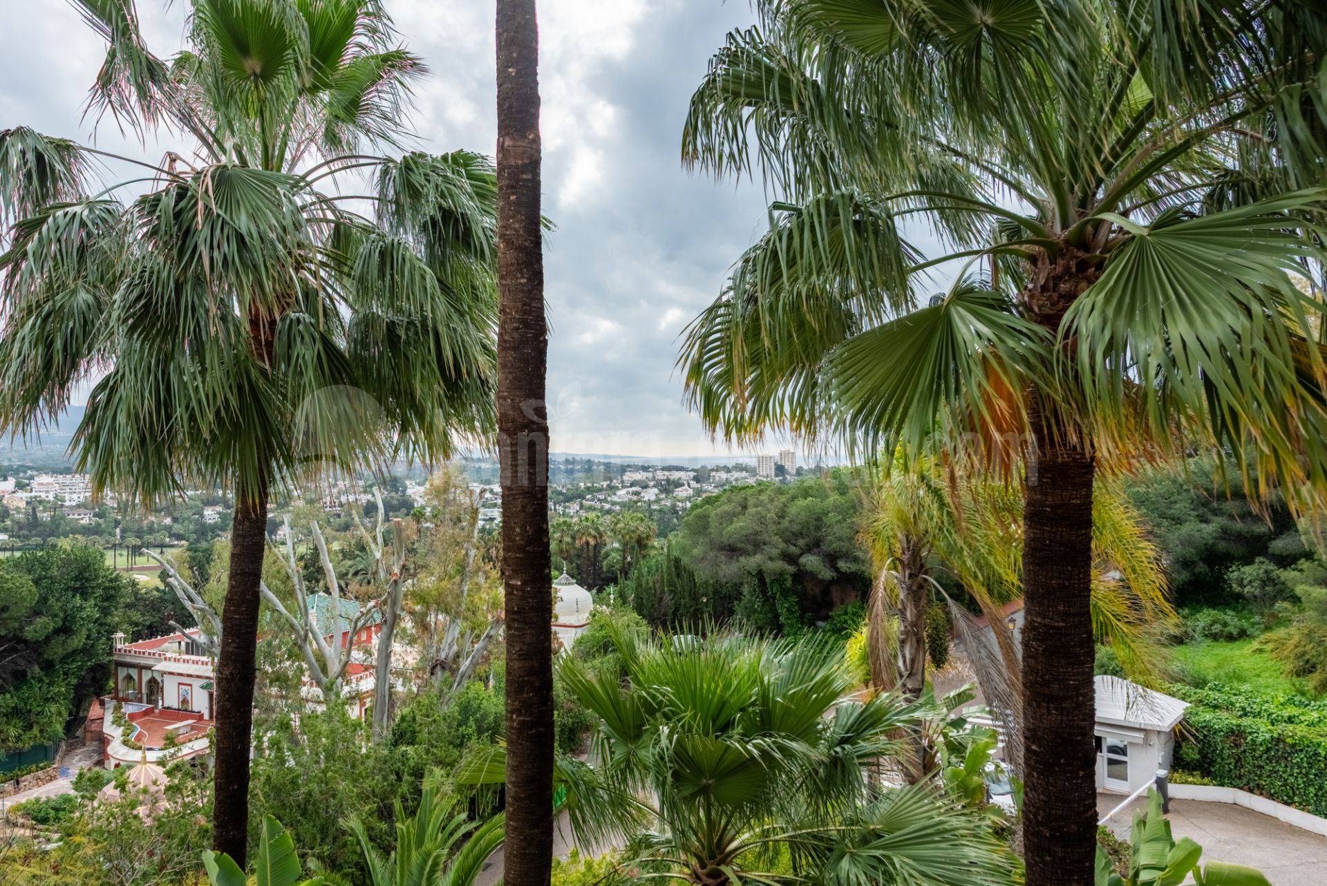 Apartamento en La Corniche, Marbella