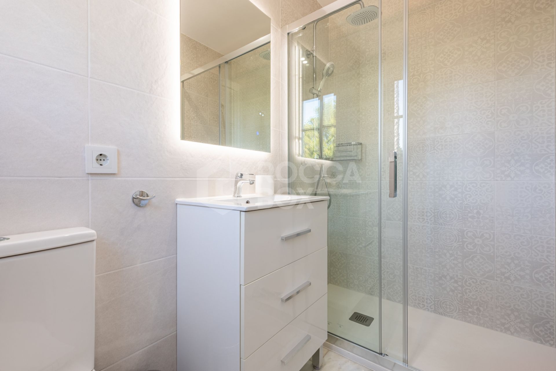 Elegant Scandinavian-Style Townhouse with Sea Views Near the Beach