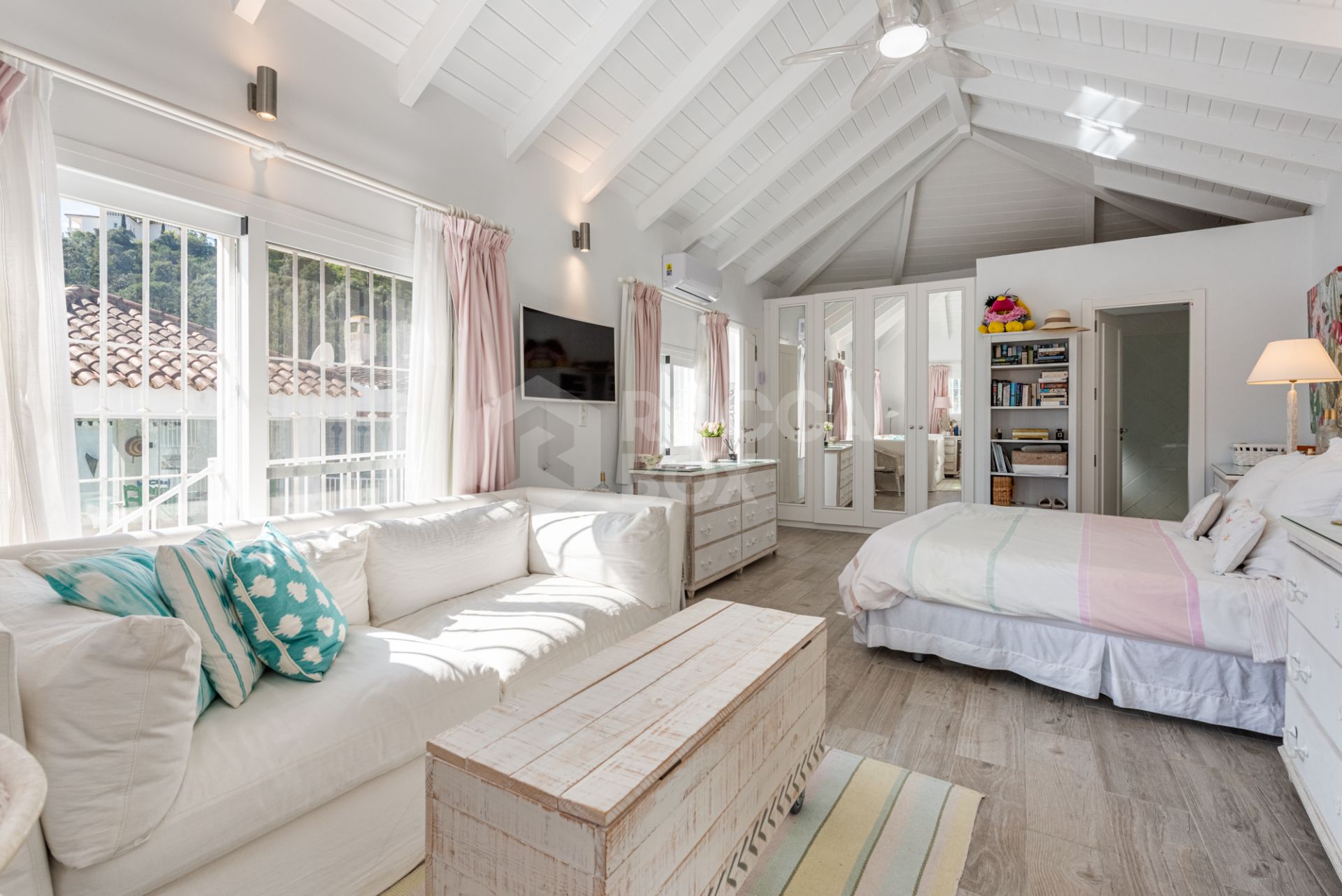 Charming Cottage-Style Villa in the Hills of Benahavís – Excellent Value