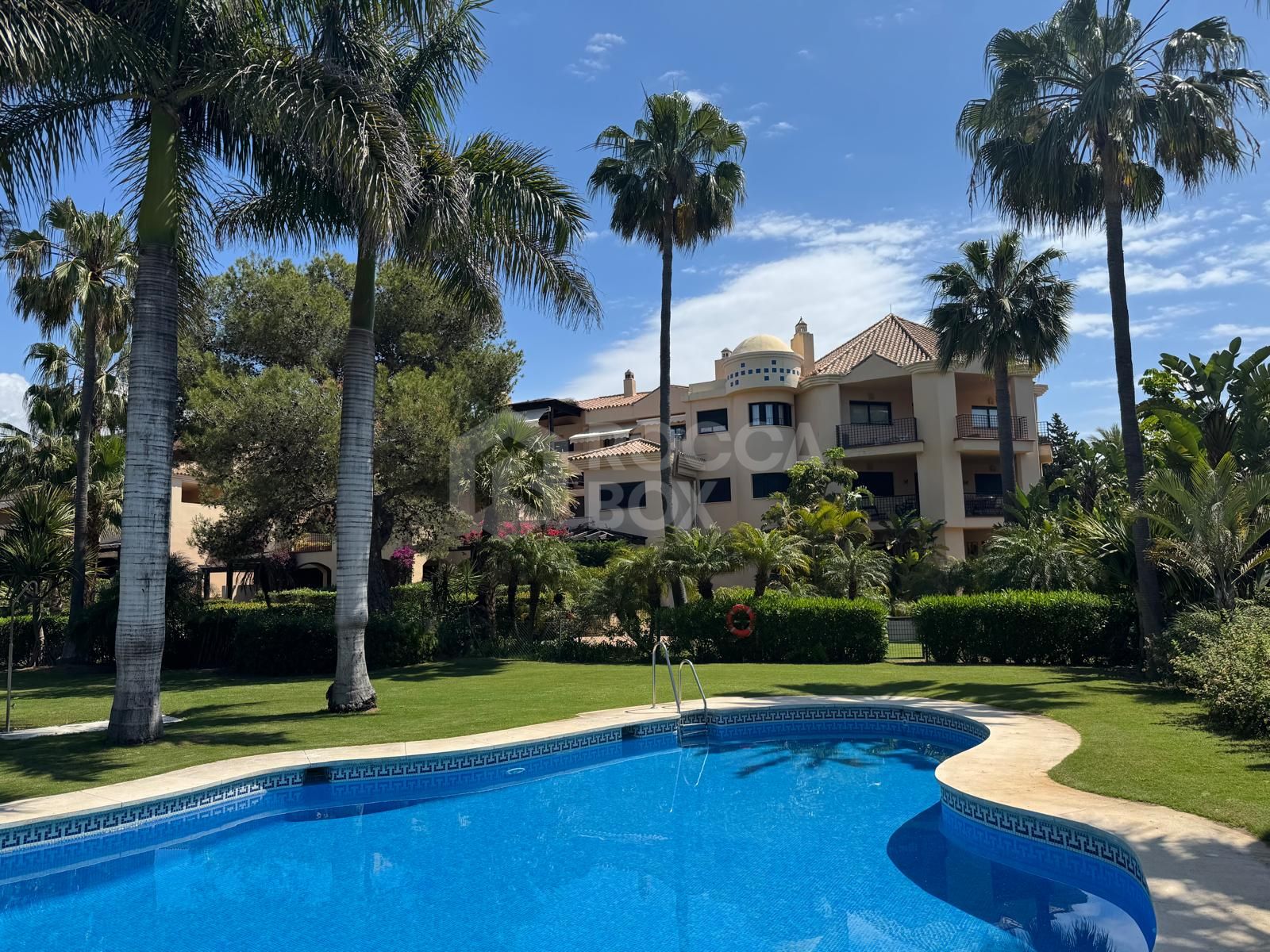 Beachside Living Just 150m from the Sea with Luxury Spa Facilities in Las Mimosas de Banús