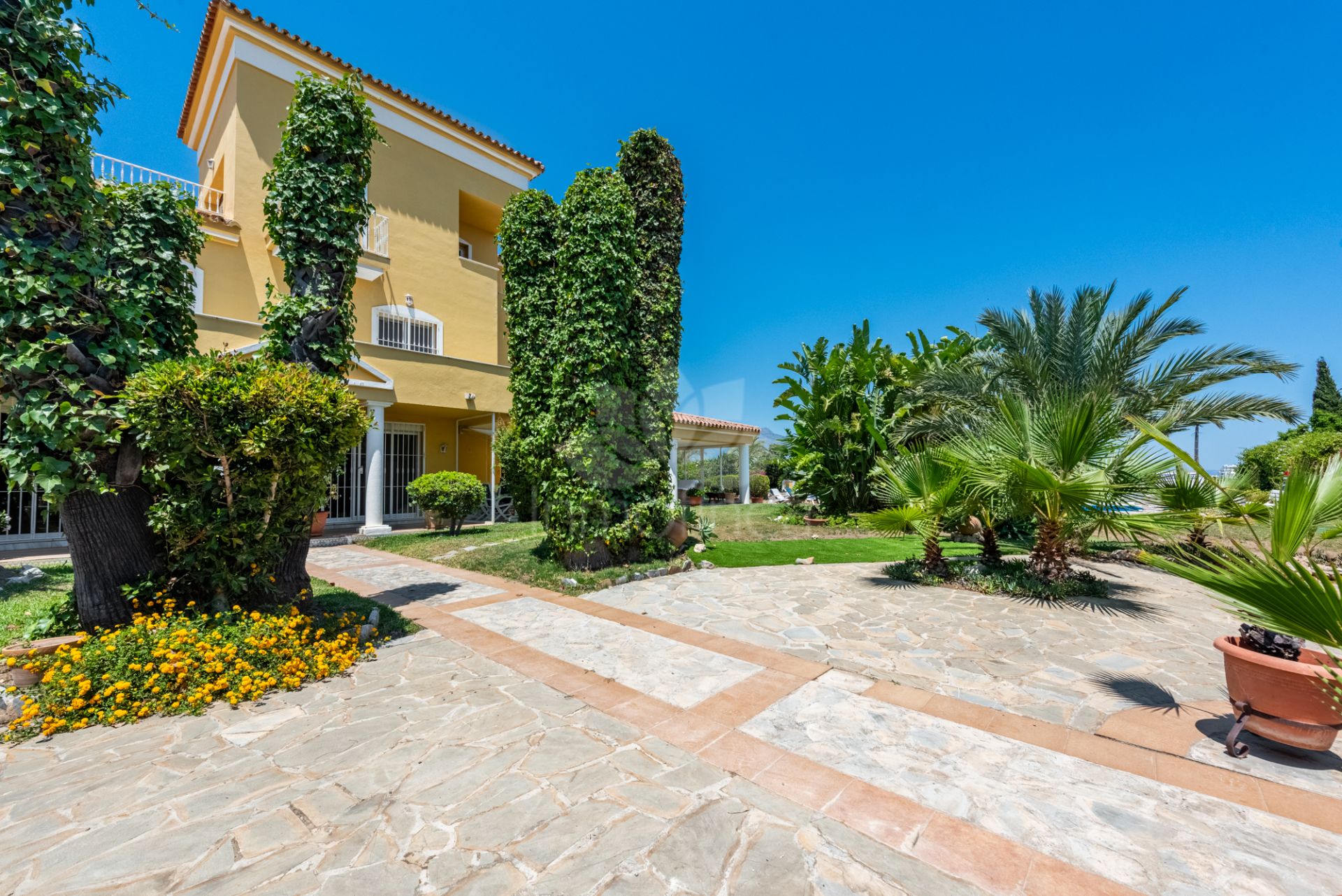 Villa in Atalaya Golf, Estepona