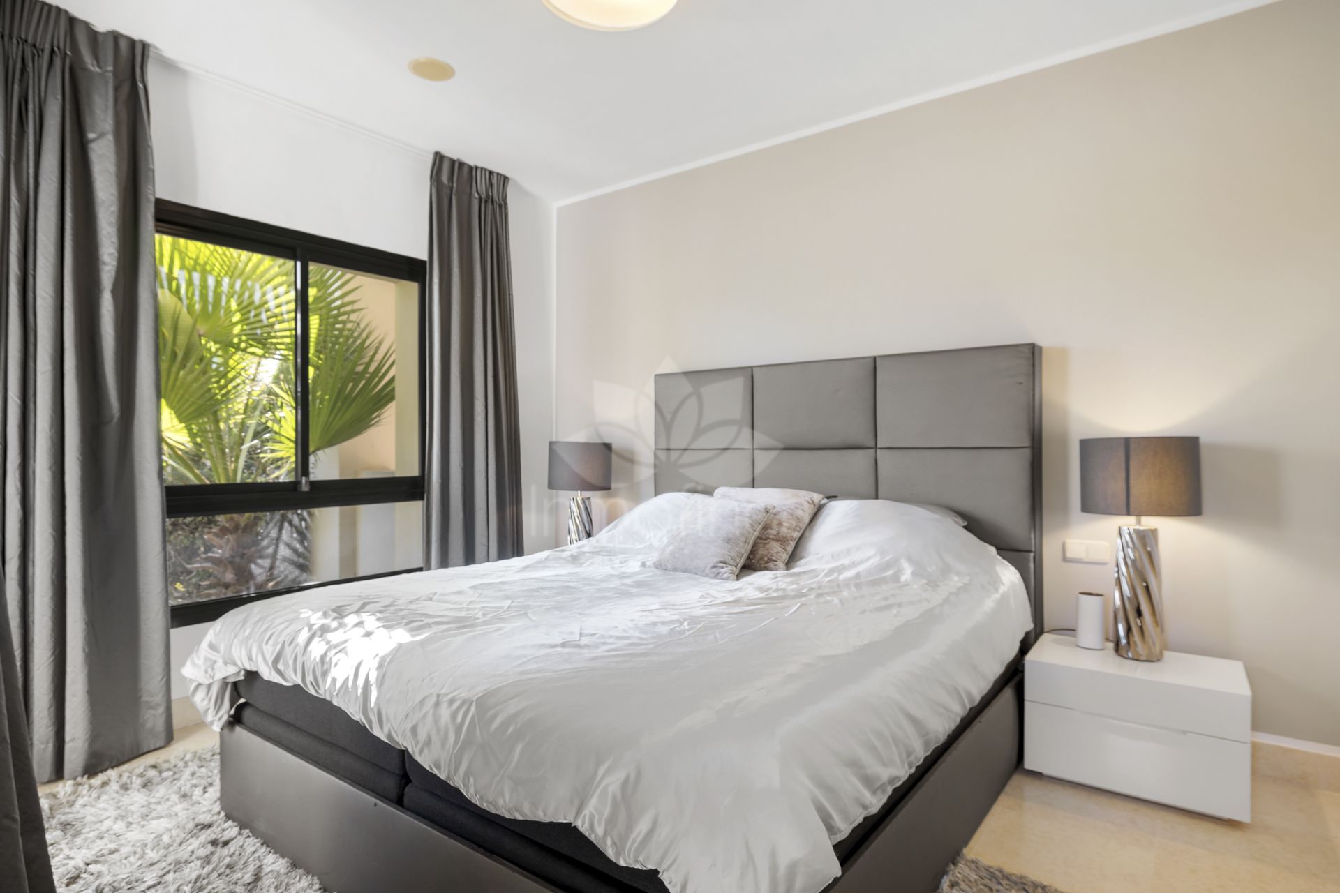 Apartamento Planta Baja en Los Capanes del Golf, Benahavis