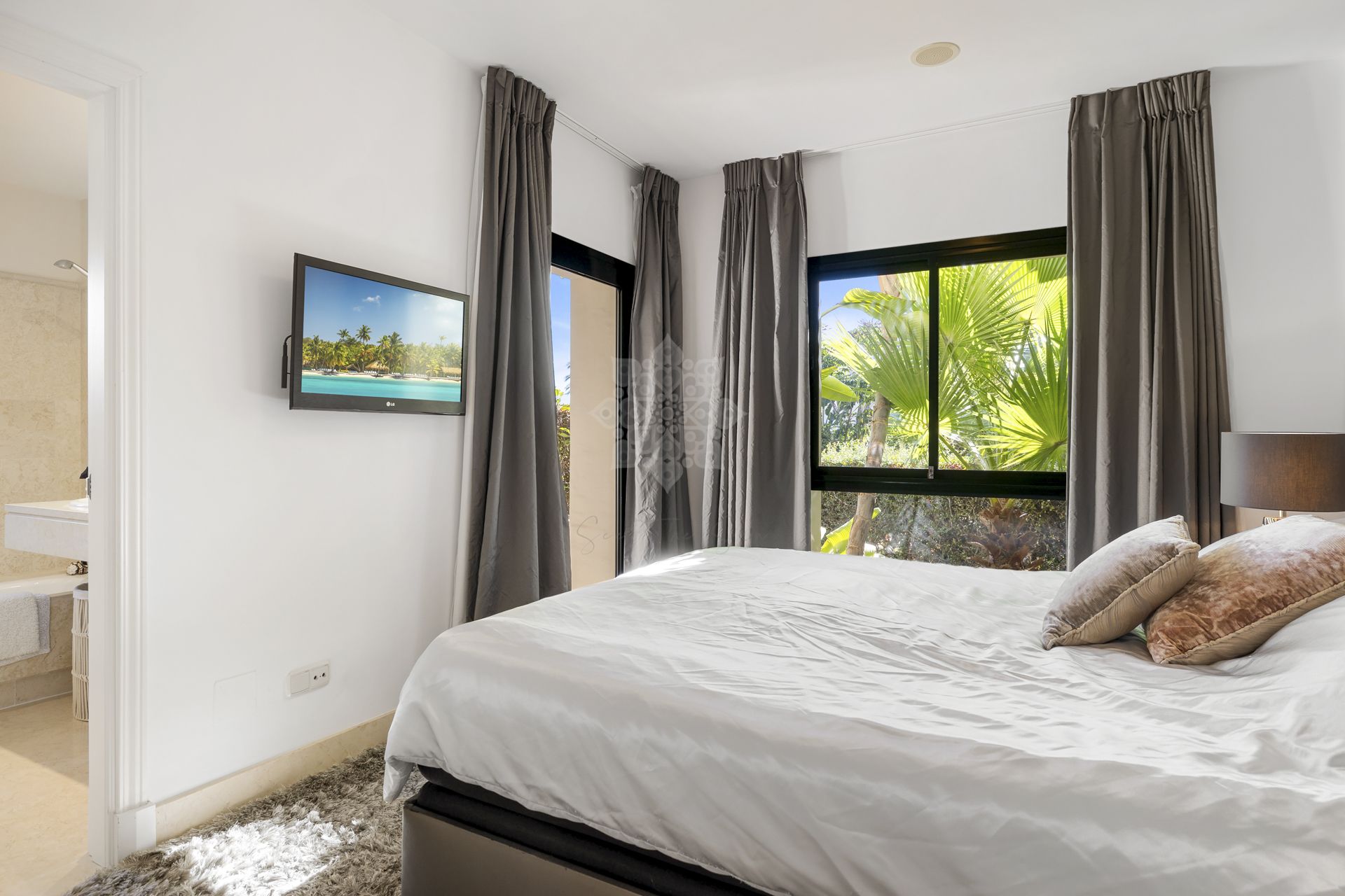 Ground Floor Apartment in Los Capanes del Golf, Benahavis