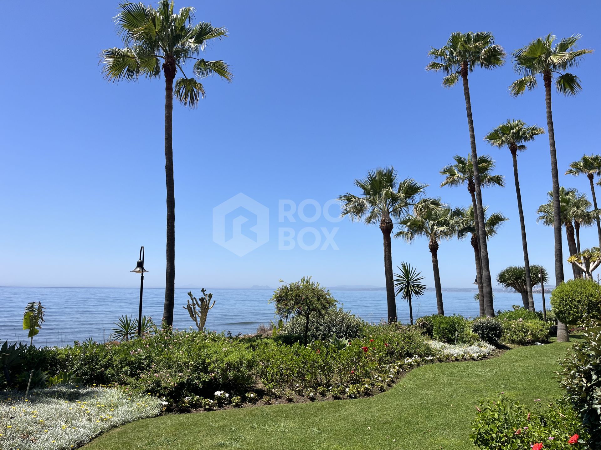 Elegant Beachfront Apartment in Menara Beach, Estepona East