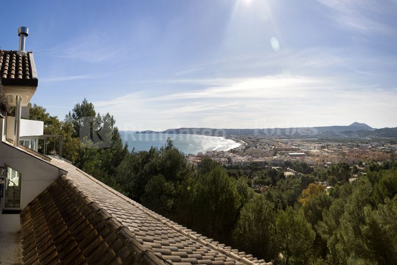 Preciosa villa de estilo moderno, ofreciendo elegancia con vistas al mar y orienta al Sur en la prestigiosa urbanización La Corona de Jávea, Alicante.