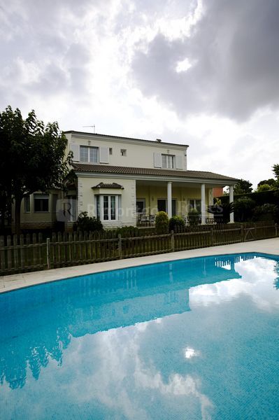 Villa individual con jardín y piscina sobre una parcela llana en la localidad de La Eliana (Valencia).