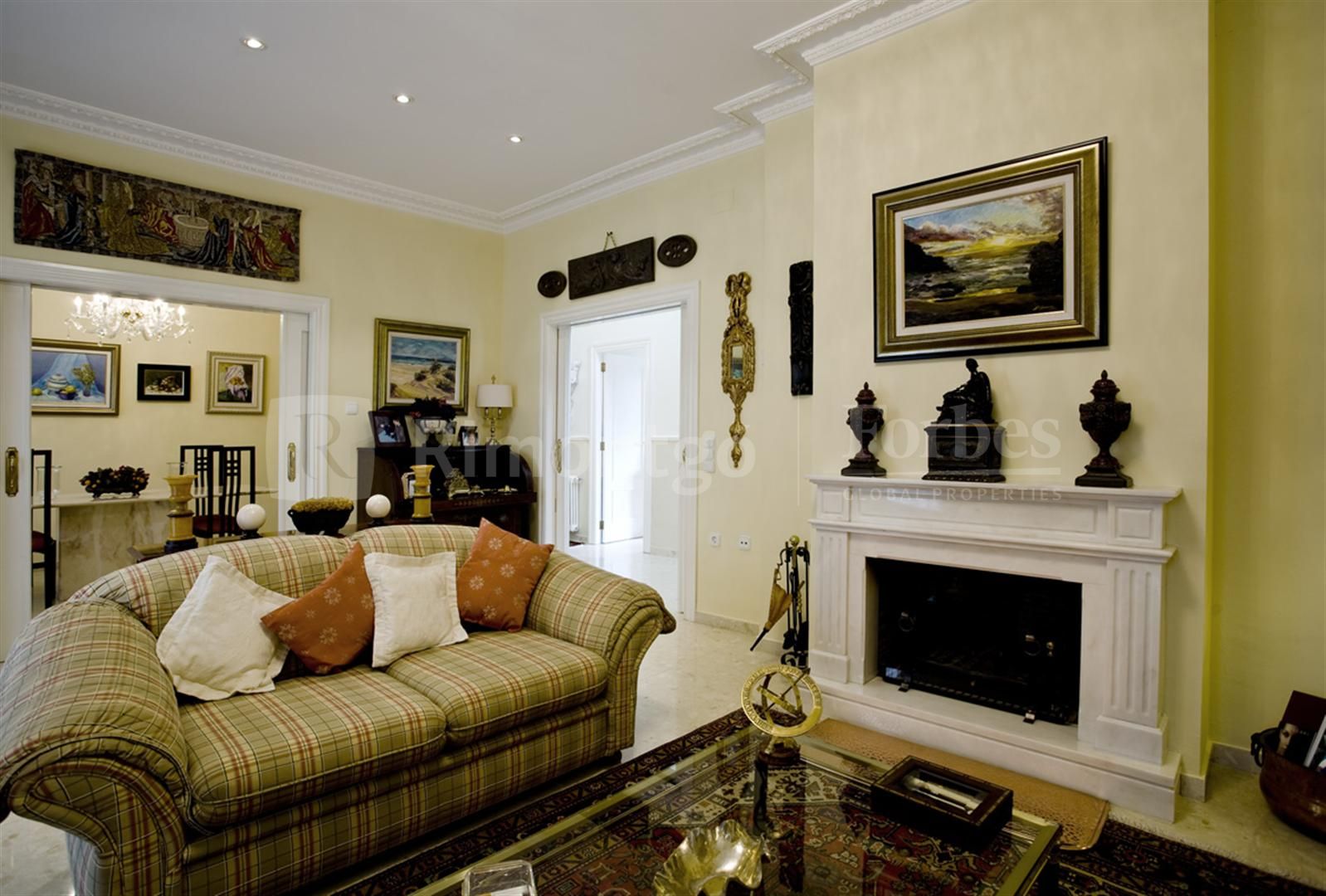 Private villa with garden and swimming pool on a level land in the urbanization of La Eliana (Valencia).
