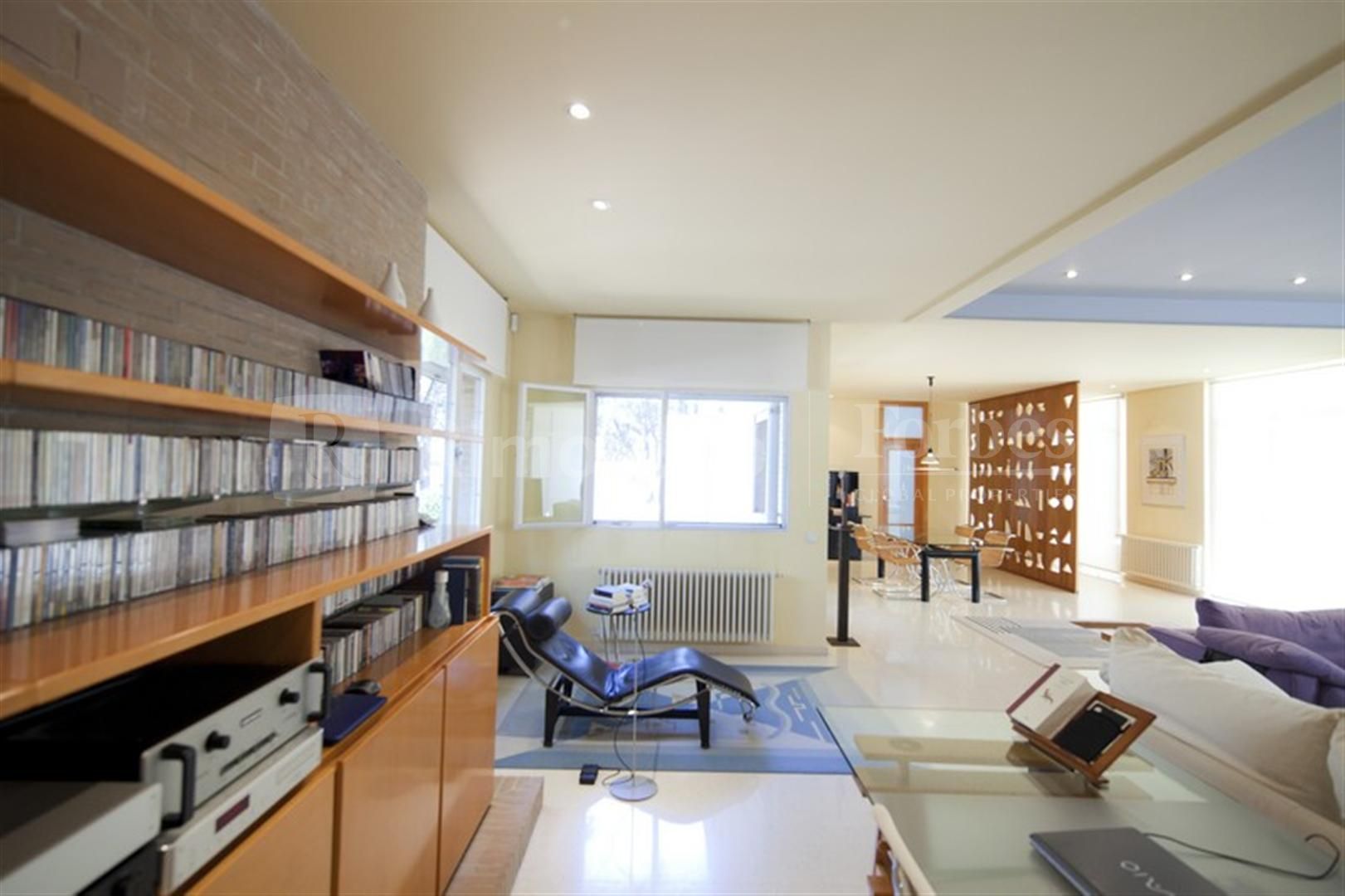 Designer villa in an exclusive residential area, very close to the city of Valencia.