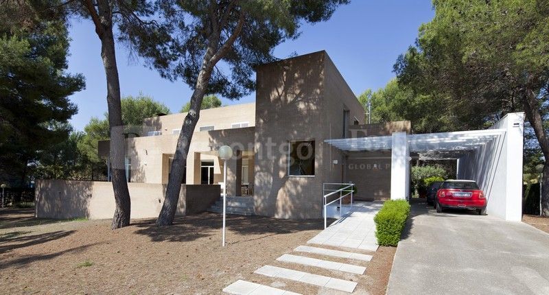 Designer villa in an exclusive residential area, very close to the city of Valencia.