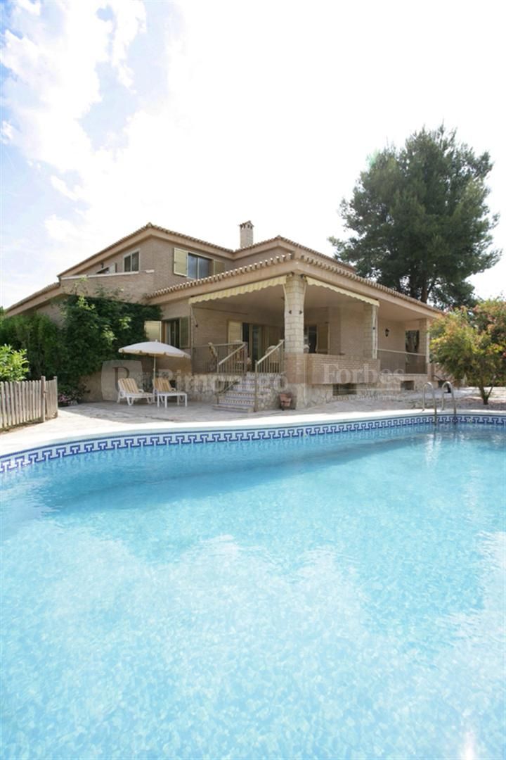 Exceptional, spacious family home with modern facilities, located on large plot in Vedat de Torrente, near Valencia