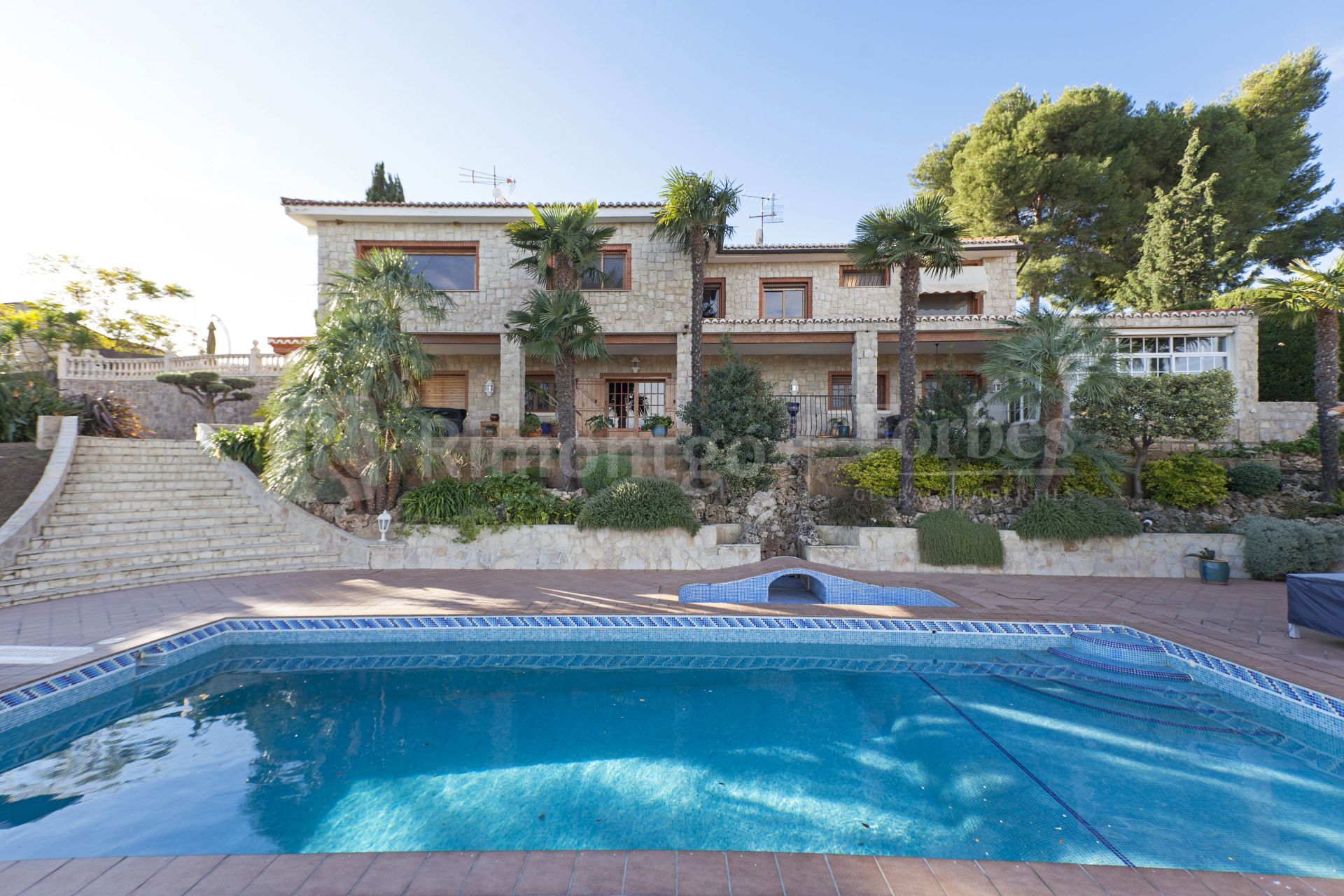 Villa de gran encanto y estilo ubicada en la exclusiva urbanización de Sierra Perenchiza