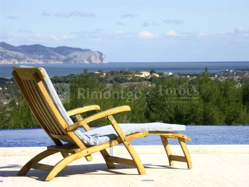 Villa in Alcudia - Mallorca 850 qm und 23.000qm Grundstück, gelegen auf einer Anhöhe mit herrlichem Blick von 360 ° in die Bucht von Pollença, die Täler und die Sierra de Tramuntana.