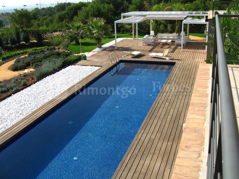 Villa in stunning design with an intimate, private garden and terraces that enjoy fine views. Set in privileged Los Monasterios, near Valencia, this quality home has international schools, security, golf and a renowned social club on its doorstep