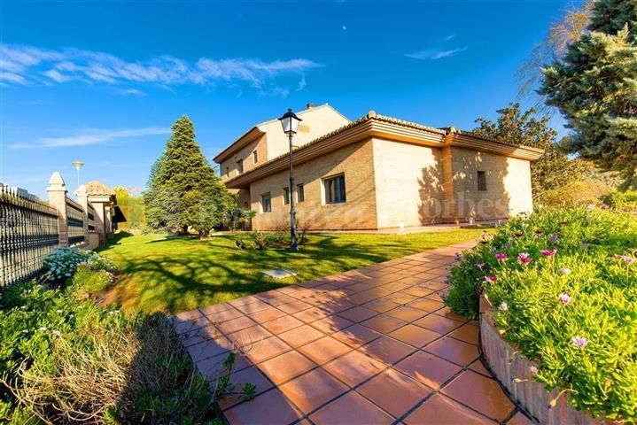 Exclusive villa in the prestigious 'El Bosque Golf' complex, Valencia, with prime location next to the golf course and 24/7 private security.