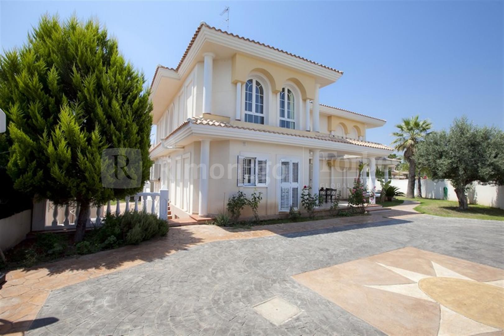 Beautiful property with bright and large spaces in La Eliana.