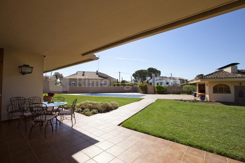 Elegant and spacious villa, situated in a wonderful residential area in L'Eliana, Valencia.