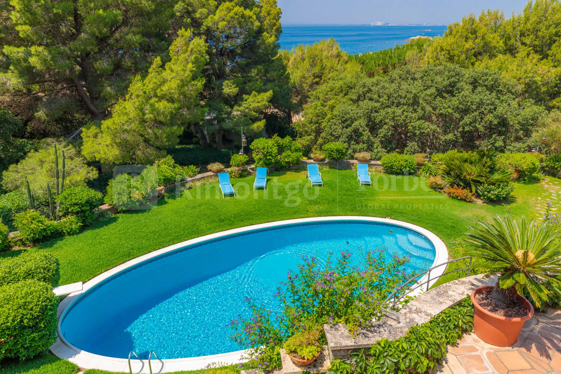 Luxusvilla direkt am Meer in der Bucht von Roses an der Costa Brava.