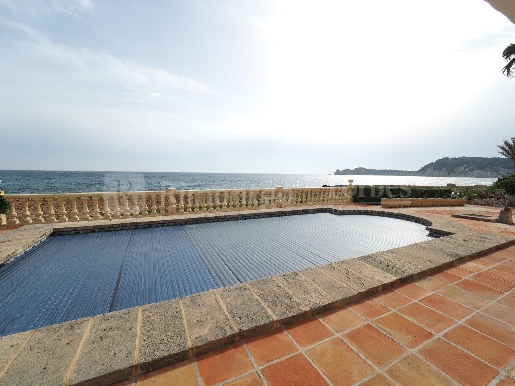 Villa with a terrace pool on the seafront in Javea.