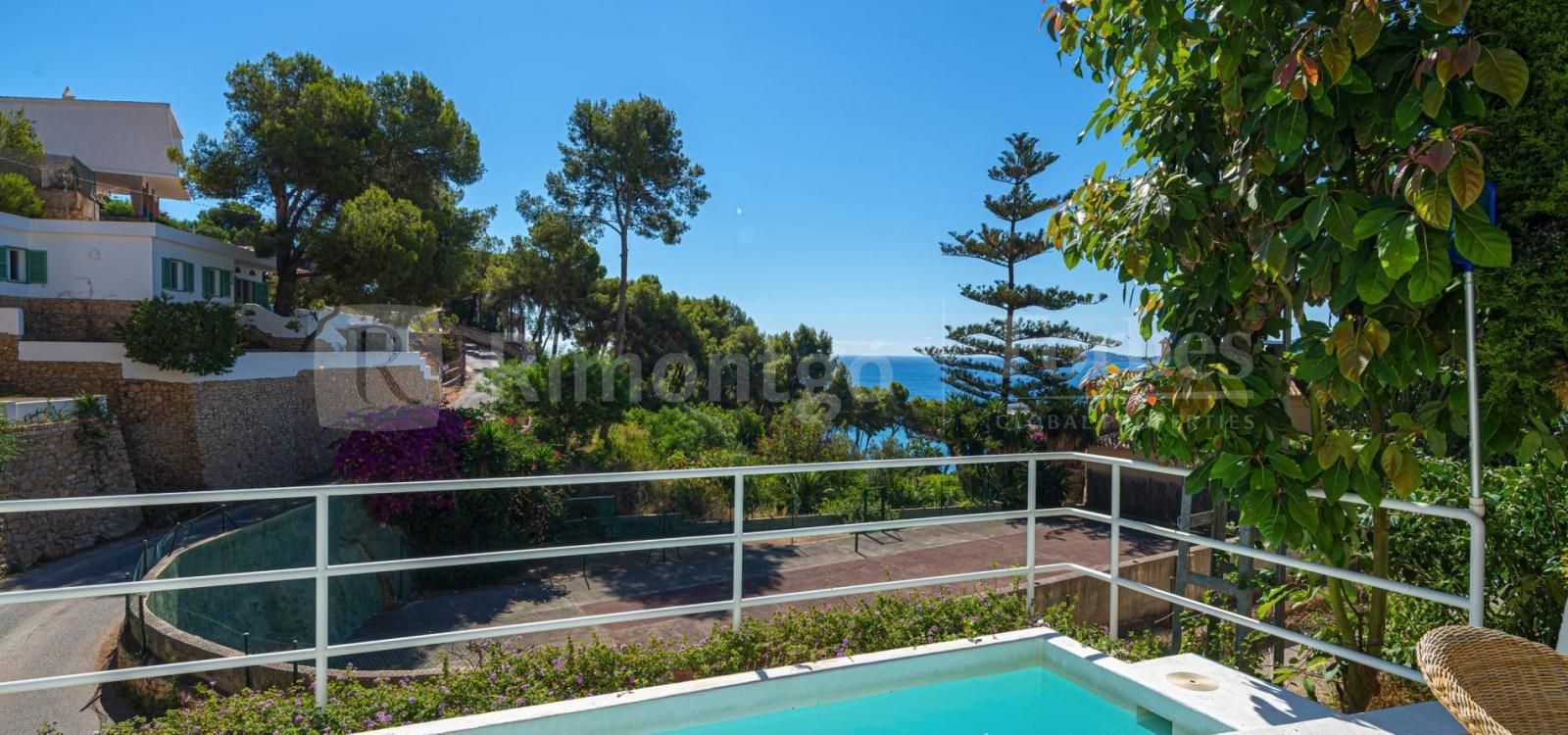Ibiza-style property, renovated with the utmost of style. An idyllic place to enjoy the coastal lifestyle, located only a few metres from the sea in Javea, Alicante.