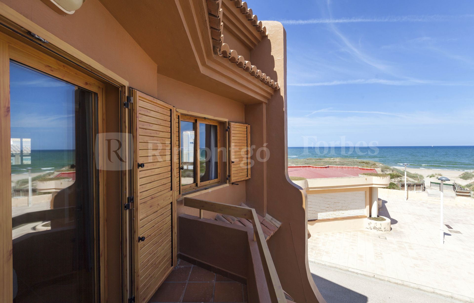 Exceptional terraced property in perfect condition located in the Les Gavines del Perellonet urbanisation, close to the city of Valencia. The property has views of the Mediterranean sea and the beach.