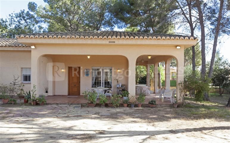 Villa en venta con jardín y piscina en La Cañada, Paterna, Valencia.